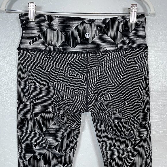 Lululemon Women 6 Black White Jacquard Wunder Under Crop III Leggings Wicking - Picture 7 of 9